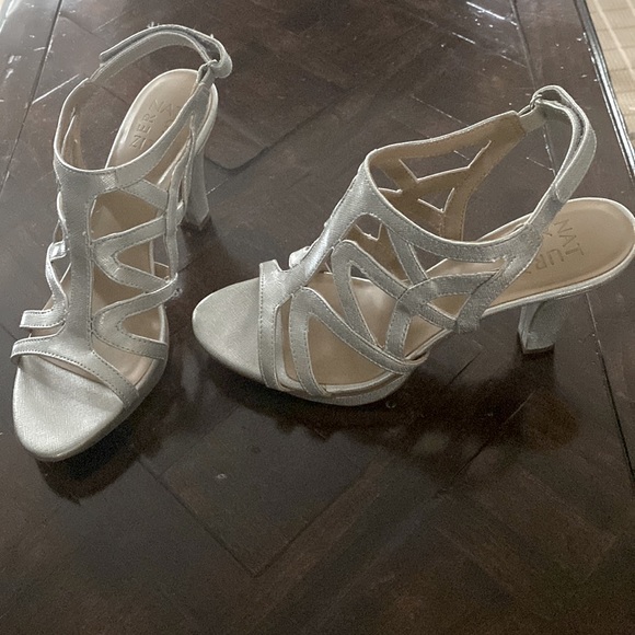 Naturalizer silver sandal! 7.5 - Picture 2 of 3